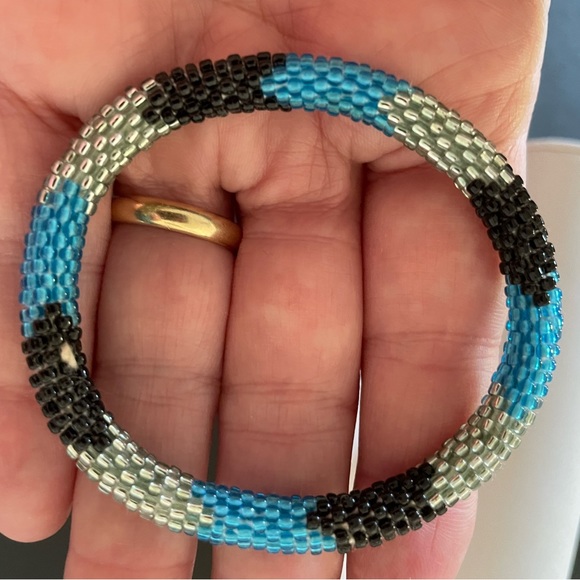 Hand beaded bracelets, made with glass beads - Picture 5 of 14